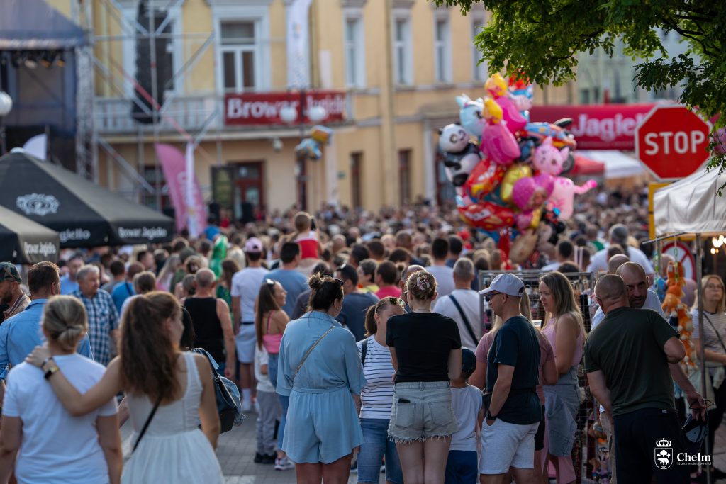 Tłum idący wzdłuż strefy gastronomicznej w czasie Dni Chełma