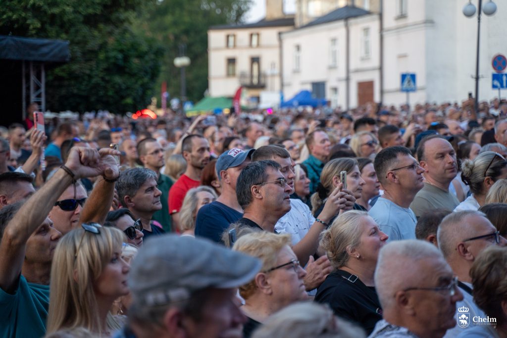 Ludzie zebrani pod sceną podczas Dni Chełma