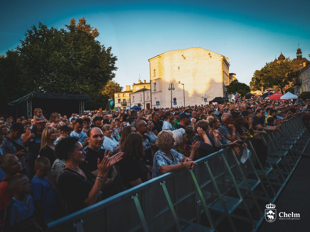 Ludzie zebrani pod sceną podczas Dni Chełma.