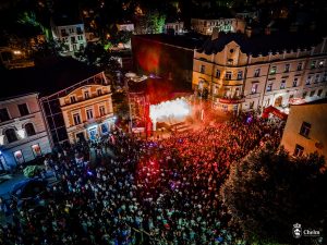Ludzie zebrani pod sceną podczas Dni Chełma wieczorową porą, widok z góry.