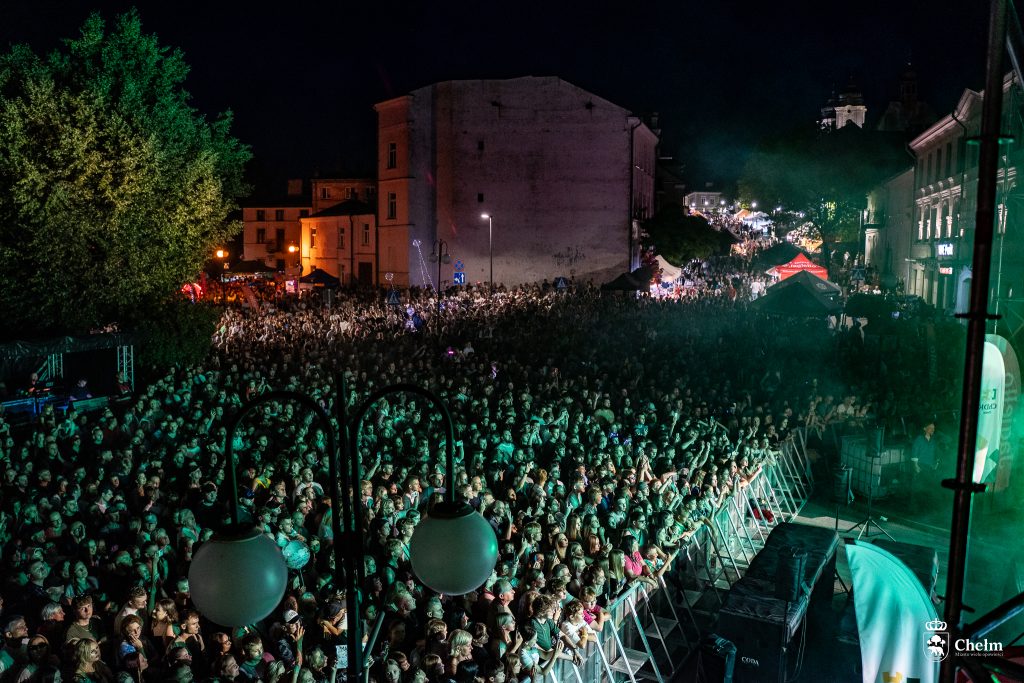 Ludzie zebrani pod sceną podczas Dni Chełma wieczorową porą, widok z góry