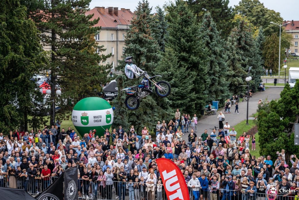 Motocyklista wykonuje skok podczas pokazu przed licznie zgromadzoną publicznością podczas Festiwalu Chelm mnie kręci.