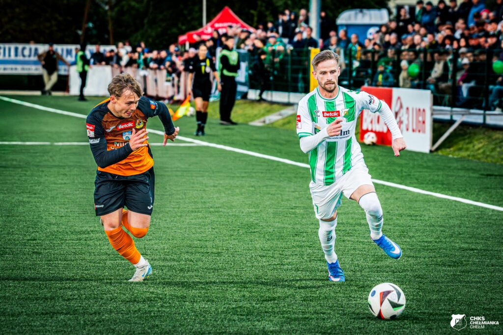Bartek Korbecki (piłkarz Chełmianki Chełm) w pojedynku biegowym