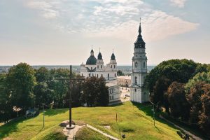 Bazylika pw. Narodzenia Najświętszej Maryi Panny widziana z oddali