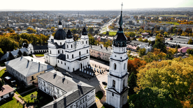 Górka Chełmska - widok na bazylikę i dzwonnicę.